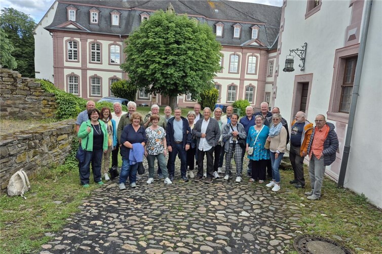 Der Schuljahrgang Heimbach-Weis/Block im Innenhof der Abtei Rommersdorf