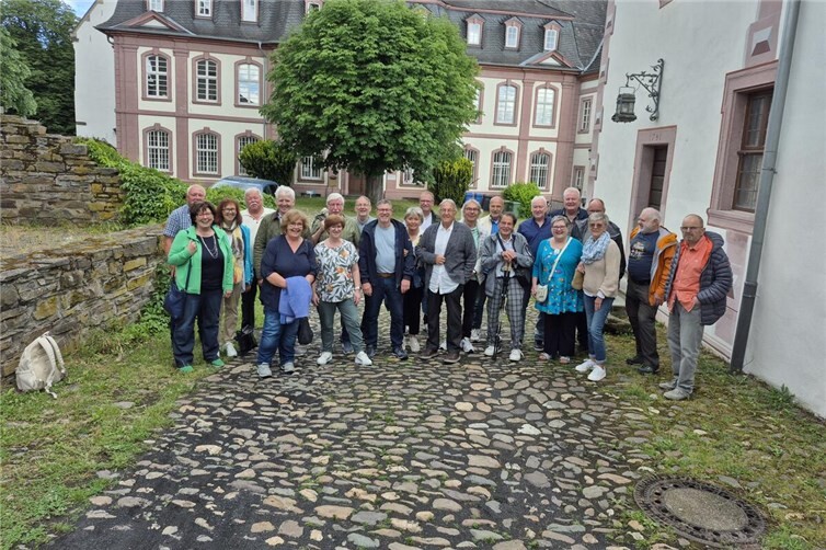 Der Schuljahrgang Heimbach-Weis/Block im Innenhof der Abtei Rommersdorf