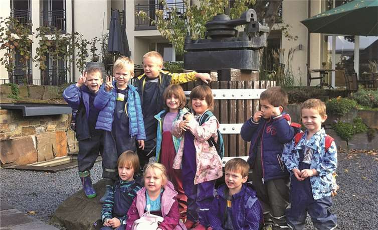 Der Schulkinderclub sammelt Informationen über die Weinlese. privat