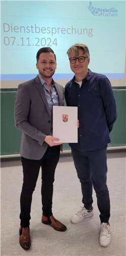 Der Schulleiter Frank Sütterlin überreicht Martin Back (li.) die Ernennungsurkunde zum Stellvertretenden Schulleiter. Foto: Martin Schmitt
