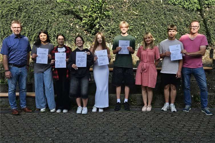 Der Schulleiter, Ralf Heuft, und die erste Konrektorin, Viola Geiermann, gratulierten den Teilnehmern zu der erfolgreichen Prüfung und betonten, dass sie weit mehr geleistet haben, als lediglich ihre guten Deutschkenntnisse unter Beweis zu stellen. Foto: Realschule plus und FOS Untermosel