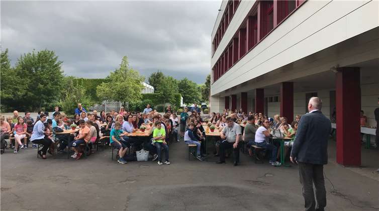 Der Schulleiter Timo Djelassi begrüßte die zahlreichen Besucher des Kennenlernnachmittages. privat