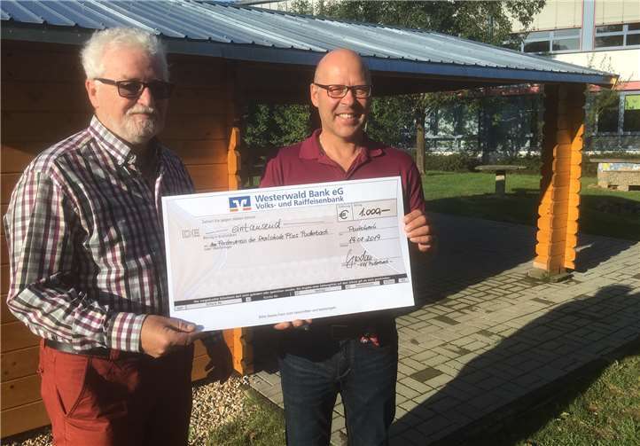 Der Schulleiter der Realschule Plus Puderbach , Ralf Waldgenbach, nahm im Namen des Fördervereins der Schule sehr erfreut einen Schreck über 1000 Euro entgegen, den ihm der Geschäftsführer des VVV Puderbach, Hajo Jordan, aus dem Erlös des Weihnachtsmarktes überreichte.Foto: privat
