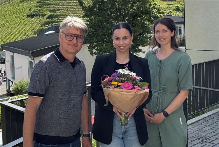 Der Schulleiter der Realschule plus Cochem Frank Sütterlin und Ausbildungsleiterin Anne Kramer (re.) gratulieren Melis Yigit zur bestandenen Prüfung. Bild: Jörg Thelen. Foto: Martin Schmitt