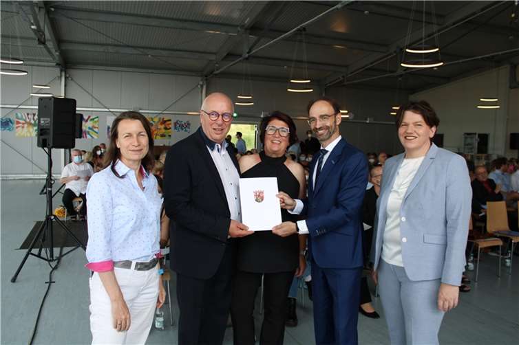 Der Schulleiter des Are-Gymnasiums, Heribert Schieler, wurde in feierlichem Rahmen verabschiedet, von links Landrätin Cornelia Weigand, Heribert Schieler, Carmen Klein-Schieler, Marcus Kurz (Referent ADD Koblenz) und Nina Pfeil (stellvertretende Schulleiterin). Foto: DU