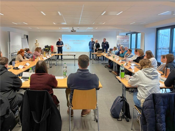 Der Schulleiter des DRK-Bildungsinstituts des DRK-Landesverbands Rheinland-Pfalz e.V. Johannes Becker (li.), der stellvertretende DRK-Kreisgeschäftsführer Michael Alberti (2.v.li.), Sabine Becker-Kreimer vom DRK-Bildungsinstitut des DRK-Landesverbands Rheinland-Pfalz e.V. (2.v.re.) und Ausbilder Peter Hasenberg (re.) begrüßten die Teilnehmenden der Rettungsdienst-Ausbildung und wünschten ihnen viel Glück. (Foto: Astrid Zens / DRK-Kreisverband Ahrweiler e.V.)  Foto: Astrid Zens / DRK-Kreisverband Ahrweiler e.V