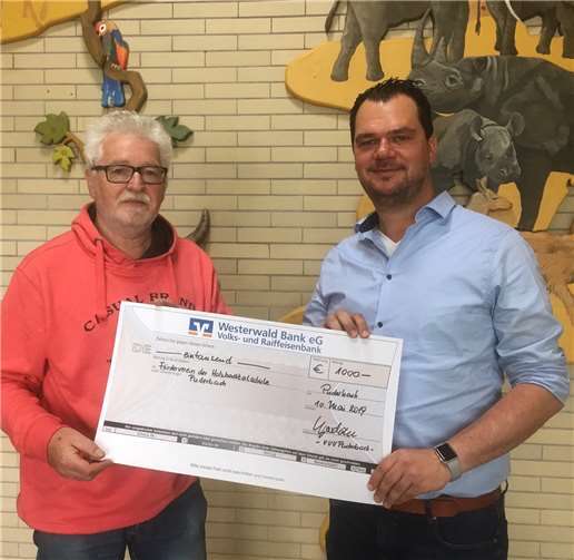 Der Schulleiter i.V. der Holzbachtal-Grundschule Puderbach, Jens Fleck, nahm im Namen des Fördervereins der Schule sehr erfreut einen Scheck über 1000 Euro entgegen, den ihm der Geschäftsführer des VVV Puderbach, Hajo Jordan, aus dem Erlös des Weihnachtsmarktes überreichte.Foto:privat