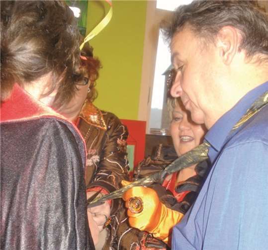 Der Schulleiter nahm es mit Humor, als die Möhnen ihm an die Krawatte gingen.privat