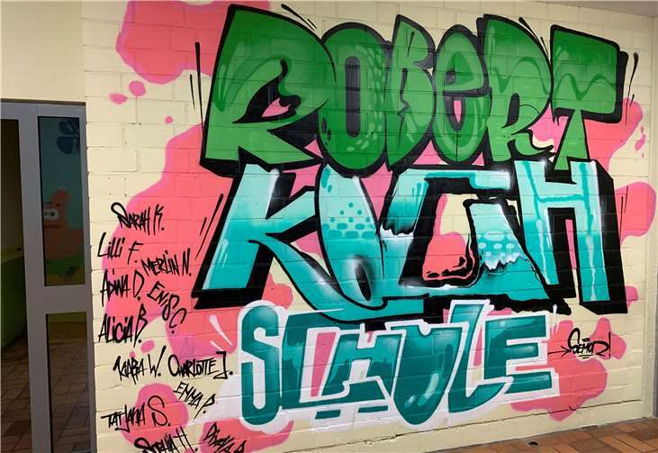 Der Schulname ist jetzt in Graffiti-Lettern zu sehen.
