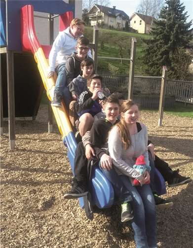 Der Schulsanitätsdienst „Rescue Schlümpfe“ der Erich Kästner- Realschule plus: Florian und Louisa Kurth, Timo Vellage, Tim Sonntag, Benjamin Weber, Martin Graf und Peter Adenacker. privat