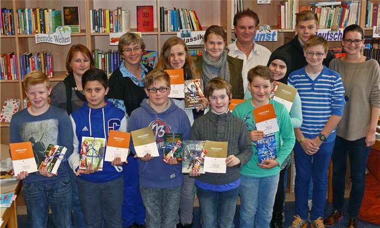 Der Schulsieger Lukas Wolber, die Klassensieger und die Mitglieder der Jury unter der Leitung von Natalie Hees, Vorsitzende der Fachschaft Deutschprivat