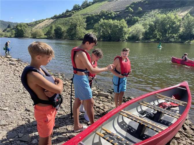Der Schulsozialarbeiter erklärte den Schüler*innen zunächst die Grundlagen zum Fahren im Kajak und im Canadier, um anschließend mit ihnen Touren auf dem Wasser durchzuführen.  Foto: Realschule plus und FOS Untermosel