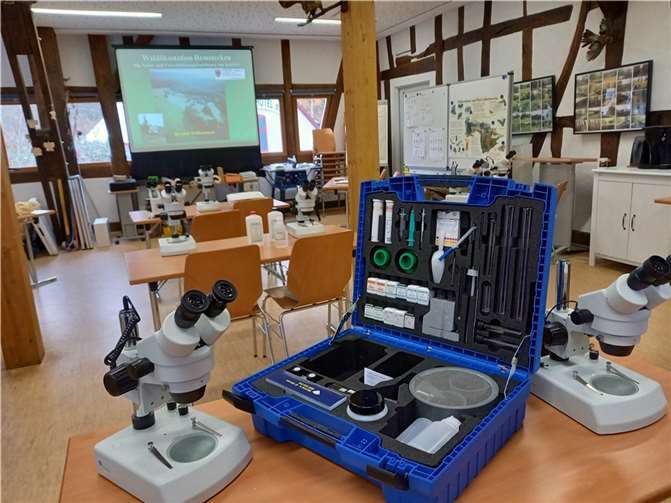 Der Schulungsraum mit Untersuchungsgeräten.Quelle: Umweltamt Koblenz / Waldökostation