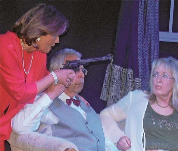 Der Schuss aus dem Revolver - ein purer Zufall? Antwort geben könnten Claudia Reh, Maggy Schwandt und Reinhard Draws.FA