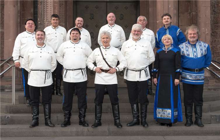 Der Schwarzmeer Kosaken-Chor mit Peter Orloff (vorne, 3.v.l.) singt in Lantershofen.Foto: privat