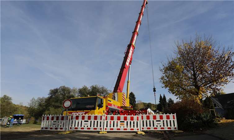 Der Schwerlastkran stand für den Transport der Brücke auf die benachbarte Wiese bereit.