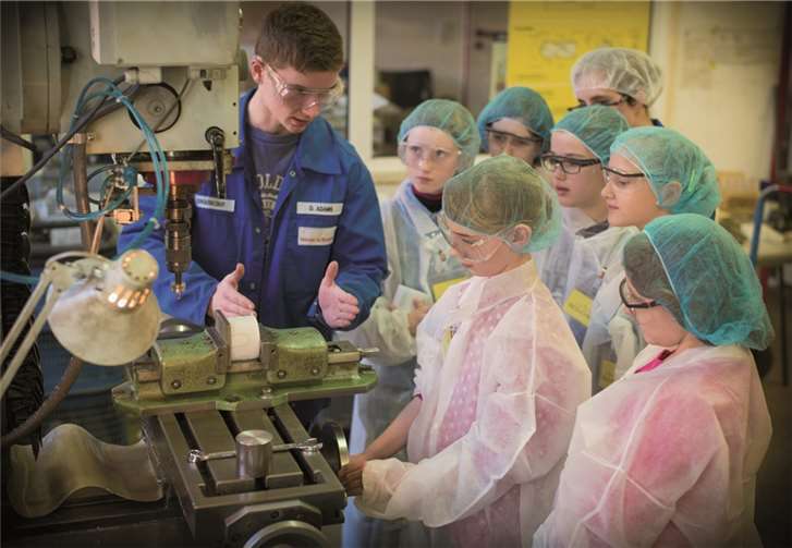 Der Schwerpunkt bei GdB am Girl’s Day in diesem Jahr lag einmal mehr auf den Ausbildungsberufen Maschinen- und Anlagenführerin, Industriemechanikerin und Elektronikerin.Privat