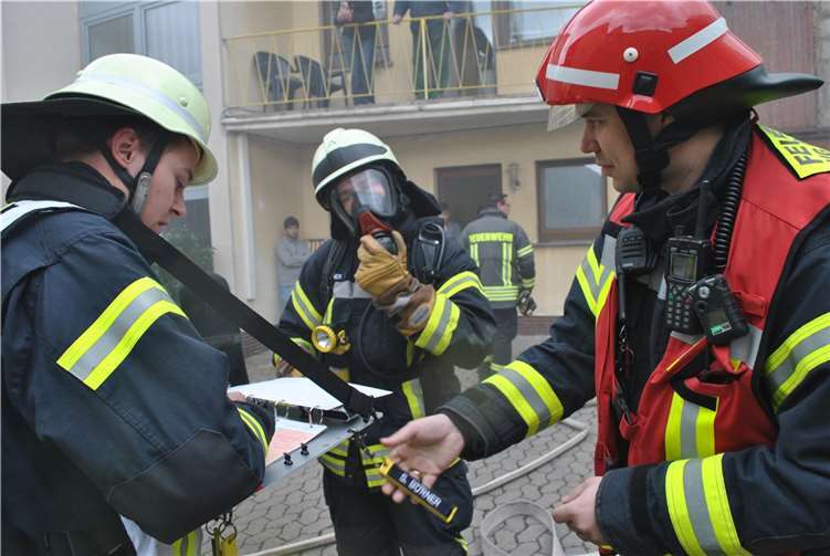 Der Schwerpunkt der Übung lag beim richtigen Handeln unter schweren Atemschutz.