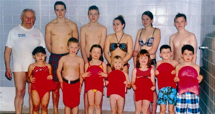 Der Schwimmkurs in den Osterferien wurde auch dieses Mal wieder gut von den Kids angenommen. Immer mit von der Partie ist Horst Zimniok. privat