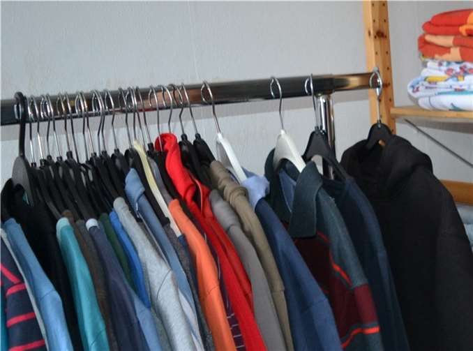 Der Secondhand-Laden „Allerhand“ in Andernach bietet ein buntes Sortiment an Kleidung, Schuhen, Wäsche und mehr für Erwachsene und Kinder und der Basar eine Vielzahl an Haushaltsartikeln.Foto: privat