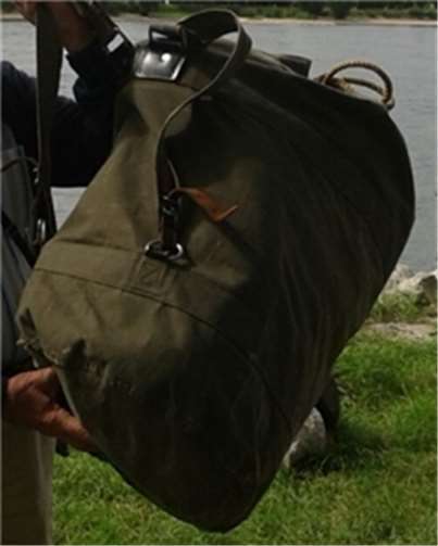 Der Seesack, den der Täter vermutlich noch bei sich trägt. Fotos: Polizei Bonn