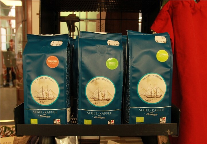 Der Segel-Kaffee wird wirklich klimaneutral mit dem Segelschiff transportiert - und danach quer durch Hamburg mit dem Lastenfahrrad.