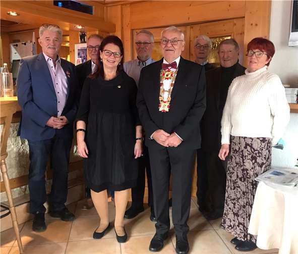 Der Senat gratuliert (vorne von links): Prinz Mathias I. Rudolphi (2019/2020/2021), Geburtstagskind und Prinzessin Rita I. Lauter (2014/2015), Senatspräsident und Prinz Manfred I. (1997/1998), Prinzessin Marlis I. Blumenthal (2018/2019); (hinten von links) Prinz Rolf I. Seeliger (2017/2018); Prinz Bernd I. Krah (1992/1993), ehemaliger Prinzenadjutant Karl-Heinz Conradt und Prinz Wilhelm I. Söller (1993/1994).. Foto: AKG-Senat