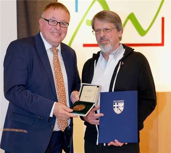Vielfältige Verdienste um die Region Der „Senior Experten Kreis“ wurde vor zehn Jahren von Dr. Jürgen Pföhler ((l.) mit initiiert. Jetzt übergab der Landrat die Ehrenplakette an Sprecher Hermann Fuchs.