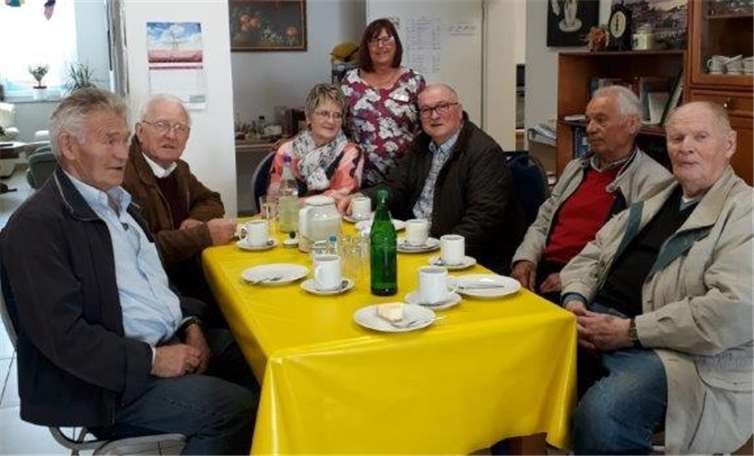 Der Seniorenbeirat beim Besuch in der Tagespflege „ Am Holzbach“ (von links): Harald Wendt , Peter Supthut, Annegret Kabelitz, Leiterin Birgit Schumacher, Vorsitzender Wolfgang Bayer, Siegfried Krämer und Jochen Schumacher.Foto: privat