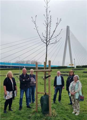 Der Seniorenbeirat besichtigte den vor einem Jahr gepflanzten Baum. Foto: privat
