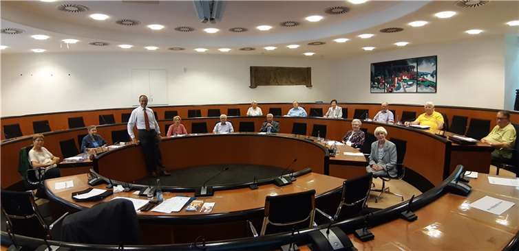 Der Seniorenbeirat der Stadt Andernach berät die Ergebnisse seiner Seniorenumfrage. In der Mitte stehend der Vorsitzende Richard Welter.Foto: Barbara Vogt
