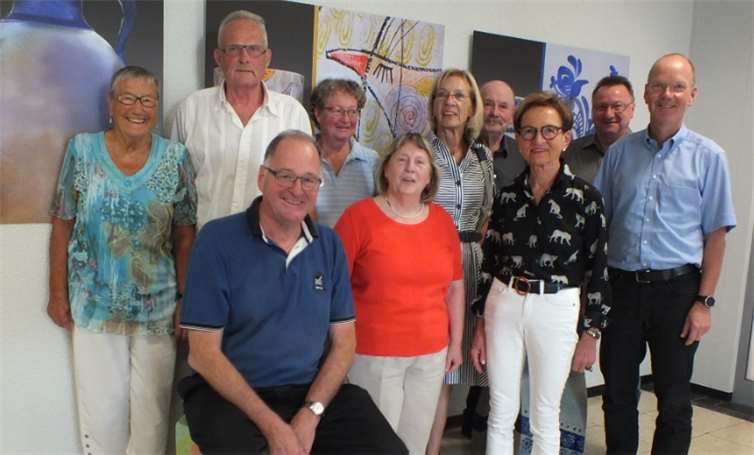 Der Seniorenbeirat der Verbandsgemeinde Höhr-Grenzhausen (v. l.): Edeltrud Weber, der ausscheidende Vorsitzende Werner Etzkorn, Werner Münzel, Frauke Zoch, Gerlinde Ganzer, Evelyn Schneider-Heuser, Volker Jahn, Marianne Freisberg, Ulrich Sabel und Bügermeister Thilo Becker. Foto: privat
