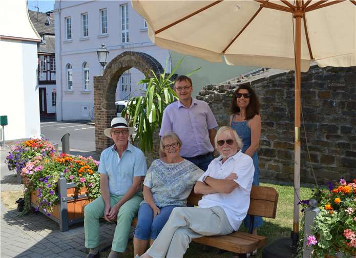 Der Seniorenbeirat freut sich sehr über die neue Bank hinter der Kulturwerkstatt. AB