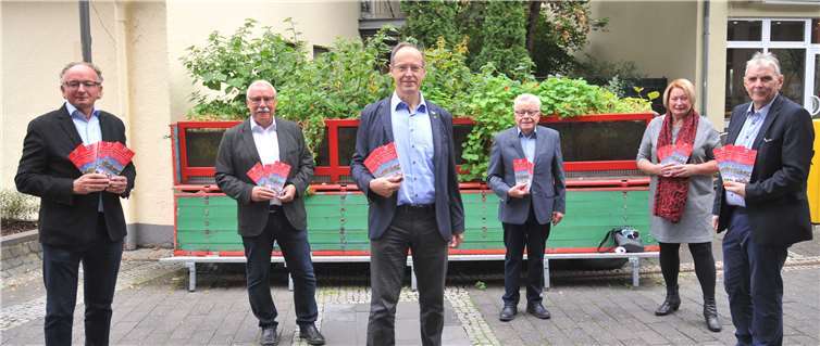 Der Seniorenbeirat hat einen neuen Seniorenwehweiser erstellt. Das Redaktionsteam, bestehend aus den Beiratsmitgliedern Detlev Ullrich (2. von links), Rudi Bannert (4. von links) und Helga Hartzmann sowie dem Vorsitzenden Richard Welter (3. von links) überreichte die ersten Exemplare an Oberbürgermeister Achim Hütten (links) und Bürgermeister Claus Peitz.Foto: Stadt Andernach/Maurer