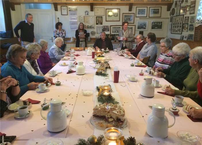 Der Seniorenkaffee fand diesmal in adventlichem Ambiente statt. privat