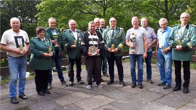 Der Seniorenkönig 2023, Dieter Gensler, umrahmt von Bezirksschießmeister Roland Franzen, Bezirksbundesmeister Eugen Schmitt, Bezirkskassierer Frank Bersch, dem Sieger des Serienschießens, Frank Degen, sowie weiteren erfolgreichen Schützen.