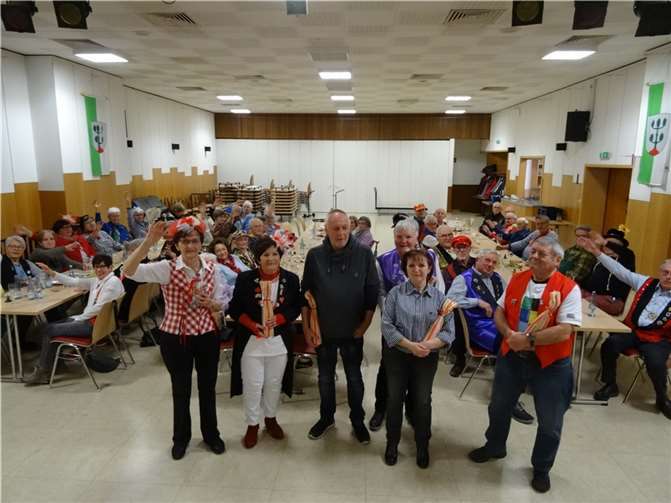 Der Seniorentreff Eich hatte zum Karnevalsnachmittag eingeladen und viele Eicher Senioren kamen im karnevalistischen Outfit. Fotos: privat