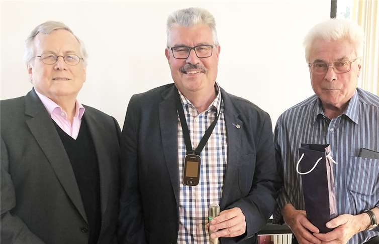 Der Seniorentreff Mendig begrüßt den tausendsten Teilnehmer (v.l.): Karl Gunkel (1. Vorsitzender), Stadtbürgermeister Ammel und Toni May. Fotos: ProMendig e.V.