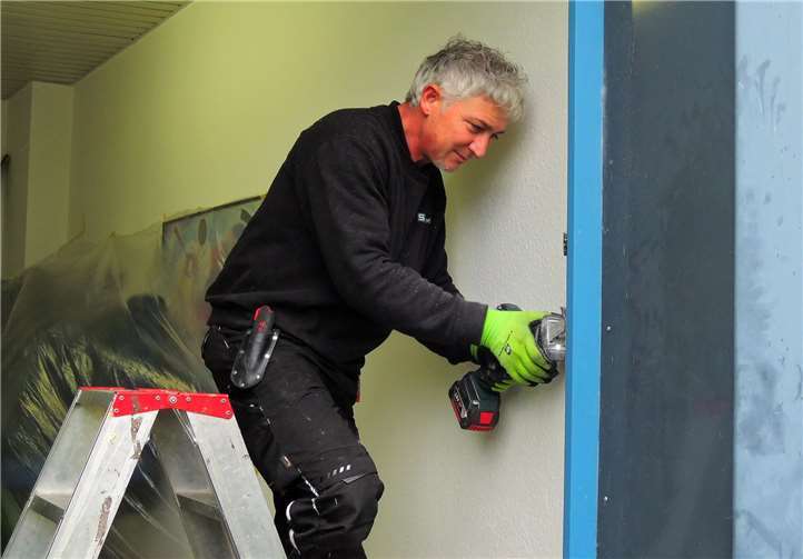 Der Sesterhenn-Mitarbeiter bereitet den Einbau der neuen Fenster vor.