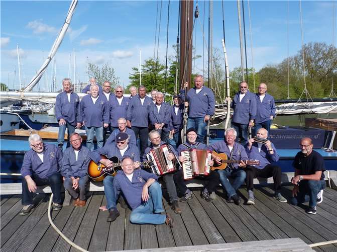 Der Shanty-Chor Lahnstein auf einem Segeltörn im Ijsselmeer.  Foto: privat