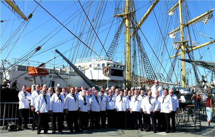 Der Shanty-Chor Lahnstein beim Hafengeburtstag in Hamburg 2008.Foto: privat