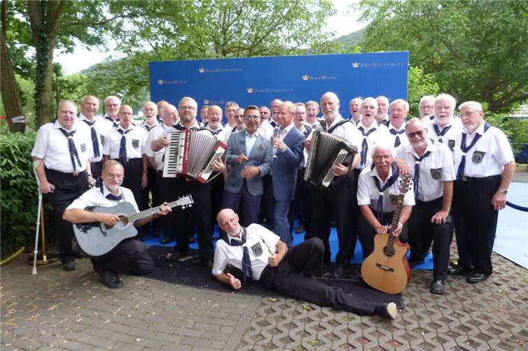 Rückblick auf 35 Jahre Chorgeschichte Der Shanty-Chor am Lahnsteiner Rheinufer. Foto: privat