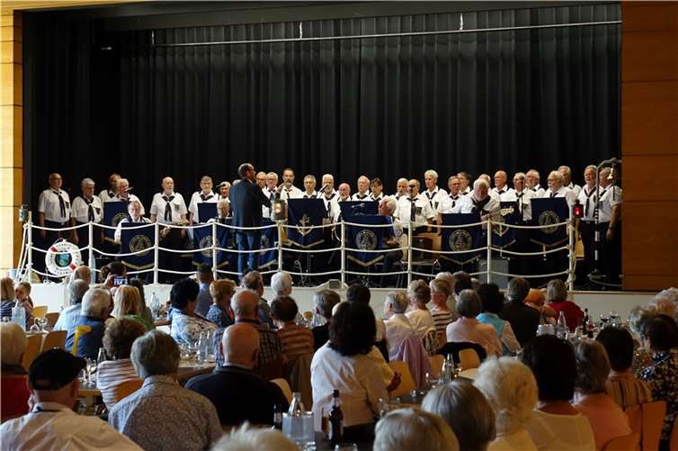 Der Shanty-Chor beim Sommerkonzert.  Fotos: MK