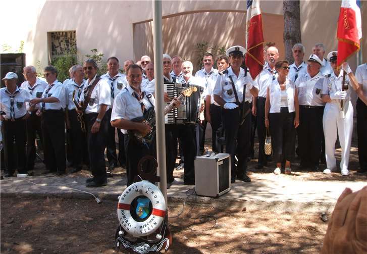 Der Shanty-Chor der Marinekameradschaft Lahnsteinwährend seiner Chorreise vor 15 Jahren nach Südfrankreich. Fotos: privat