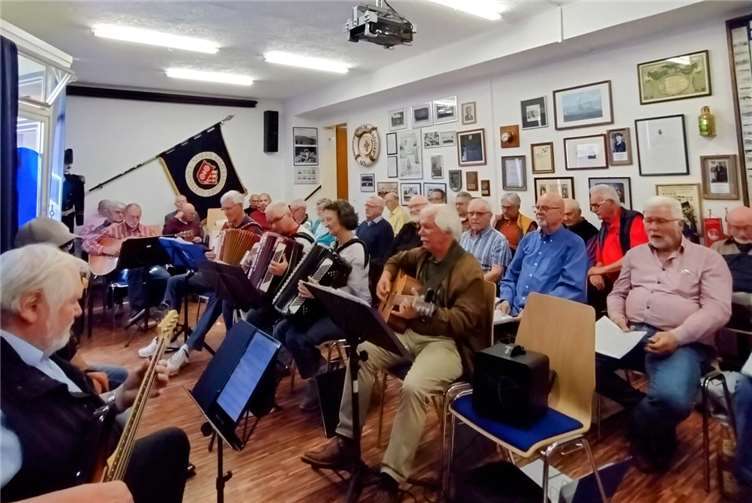 Proben für zahlreichen Veranstaltungen vor der Sommerpause Der Shanty-Chor ist im Mai und Juni gut ausgelastet. Foto: privat