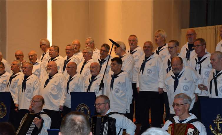 Der Shantychor sorgte mit seinen Liedern für eine vorweihnachtliche Stimmung. Fotos: DH