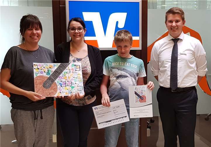 Der Sieger Jesse Beisel (2.v.r.) mit seiner Mutter (links) freuen sich! Rebecca Schneider und Simon Haufler von der Volksbank Rhein-Lahn-Limburg überreichten eine Urkunde und ein Preisgeld sowie das Original-Bild. Foto: Volksbank Rhein-Lahn-Limburg eG