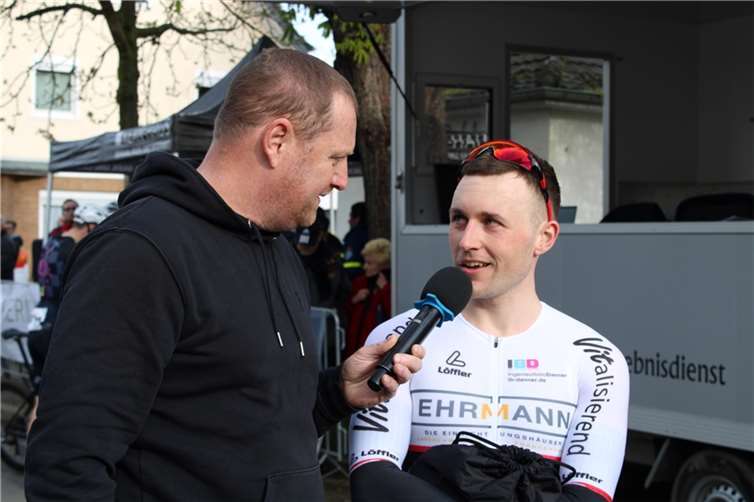 Der Sieger Joshua Asel beim Interview.. Fotos: DU