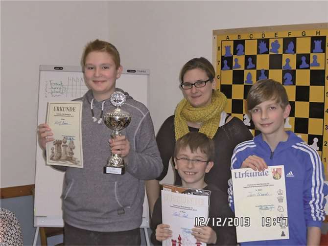 Der Sieger, Wolf Braun, und seine Verfolger, Tom Edwards, 2. Pl; Moritz Srol, 3. Pl., bei der Ehrung durch Andrea Bäro.privat