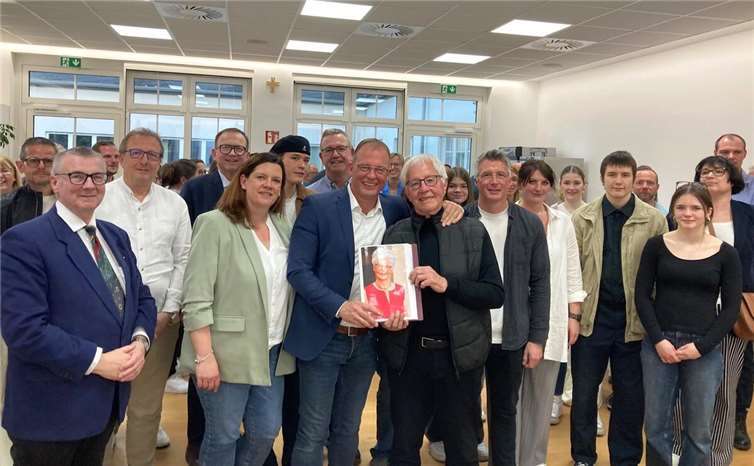 Der Sieger der Wahl des Verbandsbürgermeisters der VG Mendig Jörg Lempertz (Mitte).  Foto: TE